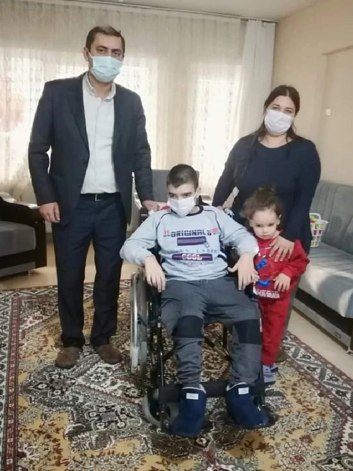 Yürüme engelli Serhat tekerlekli sandalyesine kavuştu