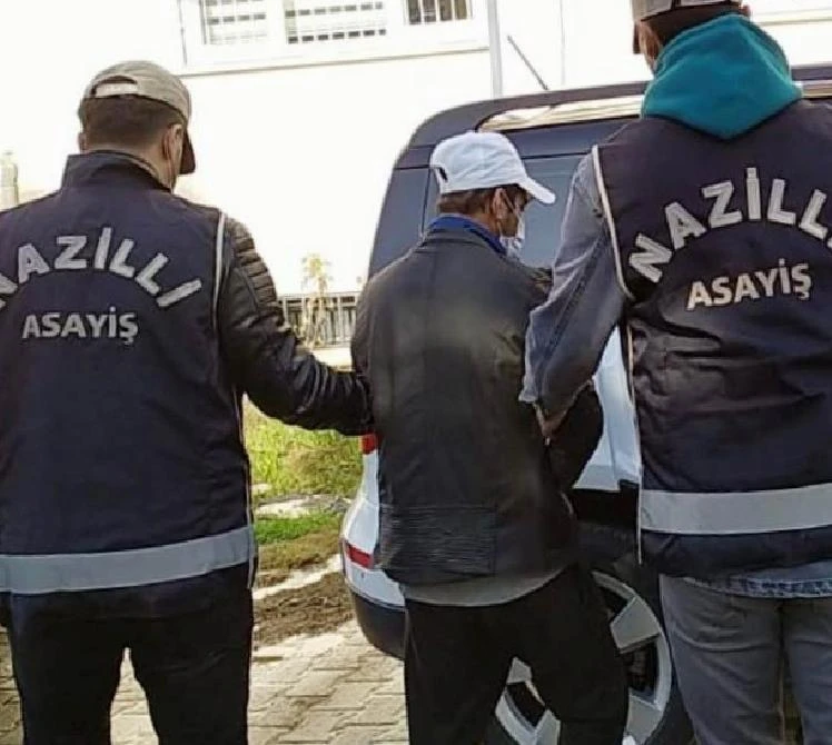 Arabasını park eden gencin cep telefonunu gasp etti