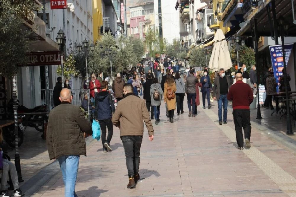 Aydınlılar 80 saatlik kısıtlamanın ardından caddeleri doldurdu