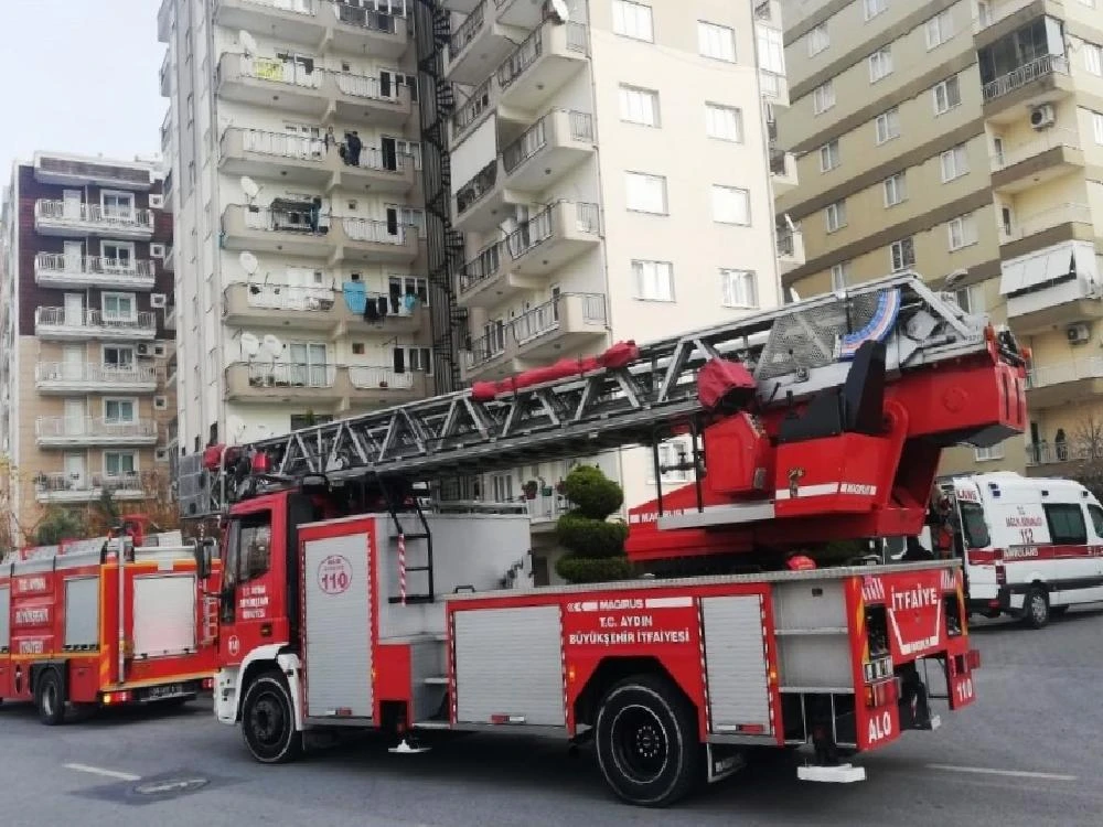 Balkondan atlamak isteyen genç kadın hastaneye kaldırıldı