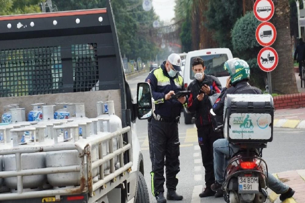 Efeler’de polis ekipleri denetimlerine devam ediyor