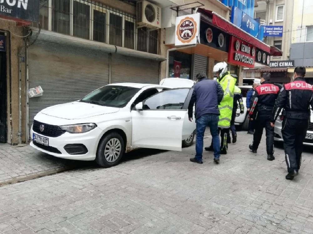 Kısıtlamaya uymadı, polisleri görünce kaçmaya başladı