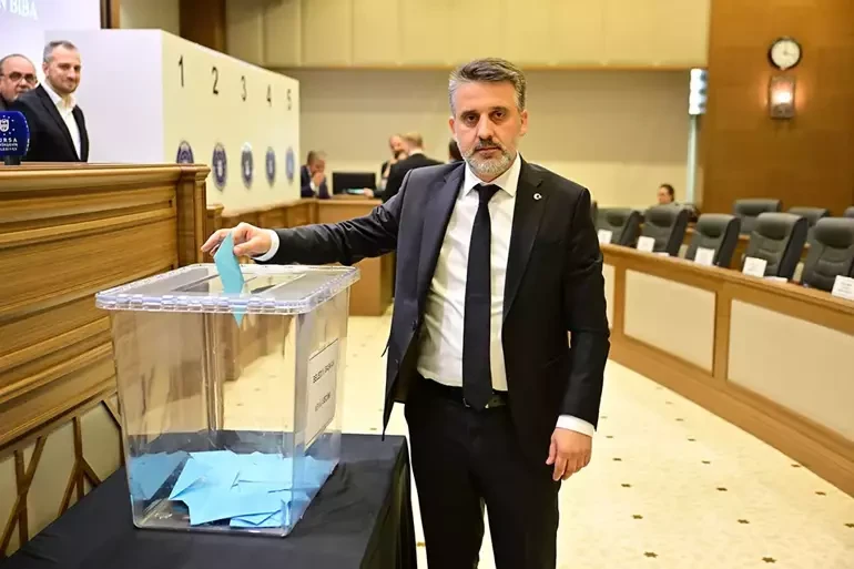 Bursa Büyükşehir Belediyesi’nde Başkanvekilliği AK Parti’ye geçti: Şahin Biba 61 oyla seçildi