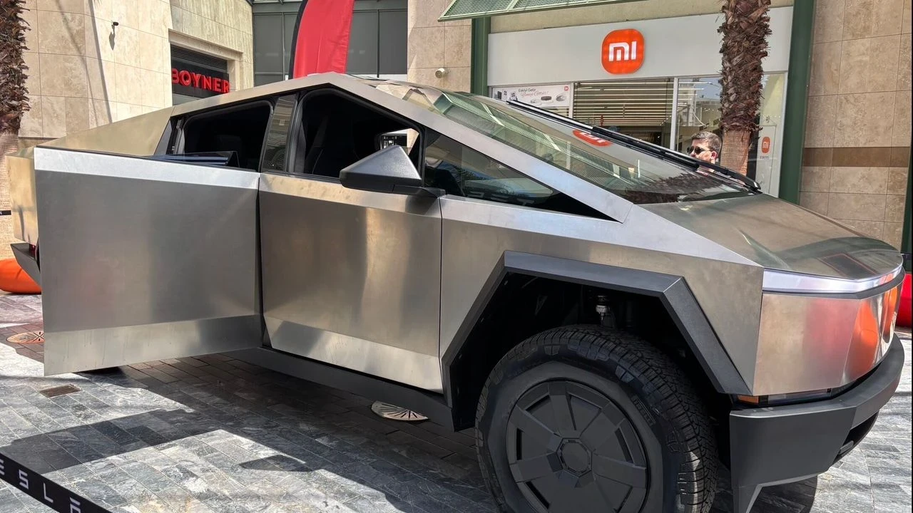 Tesla Cybertruck Aydın’da Sergilendi: Forum Aydın’da Yoğun İlgi