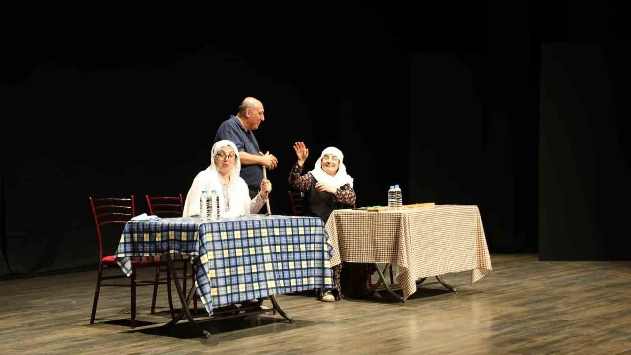 Aydın’da “Lokanta” Oyunu Tiyatroseverlerden Tam Not Aldı