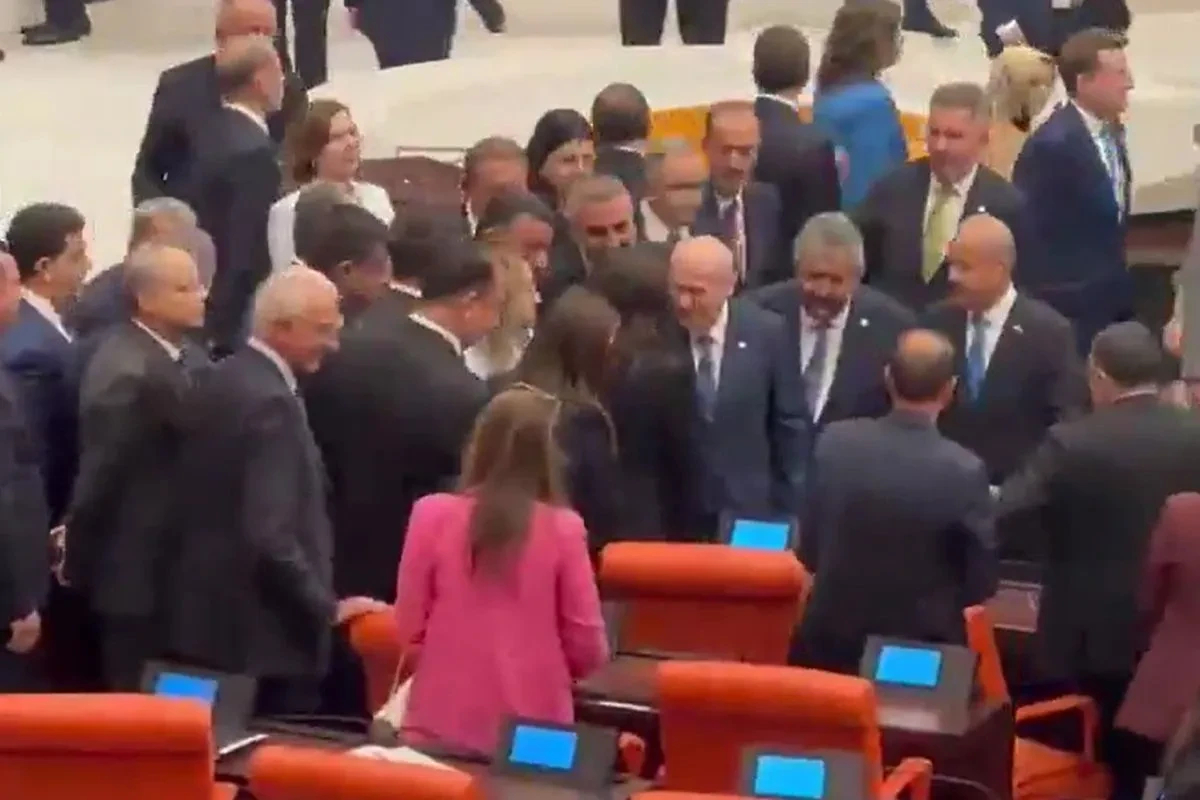 Çerçeve Yasa TBMM’de Kabul Edildi: Bahçeli’den DEM Parti Sıralarına Dikkat Çeken Ziyaret