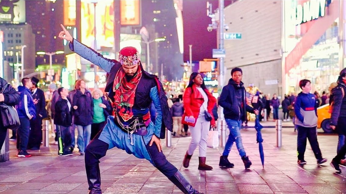 New York Times Meydanı'nda Zeybek Oynayan Efe