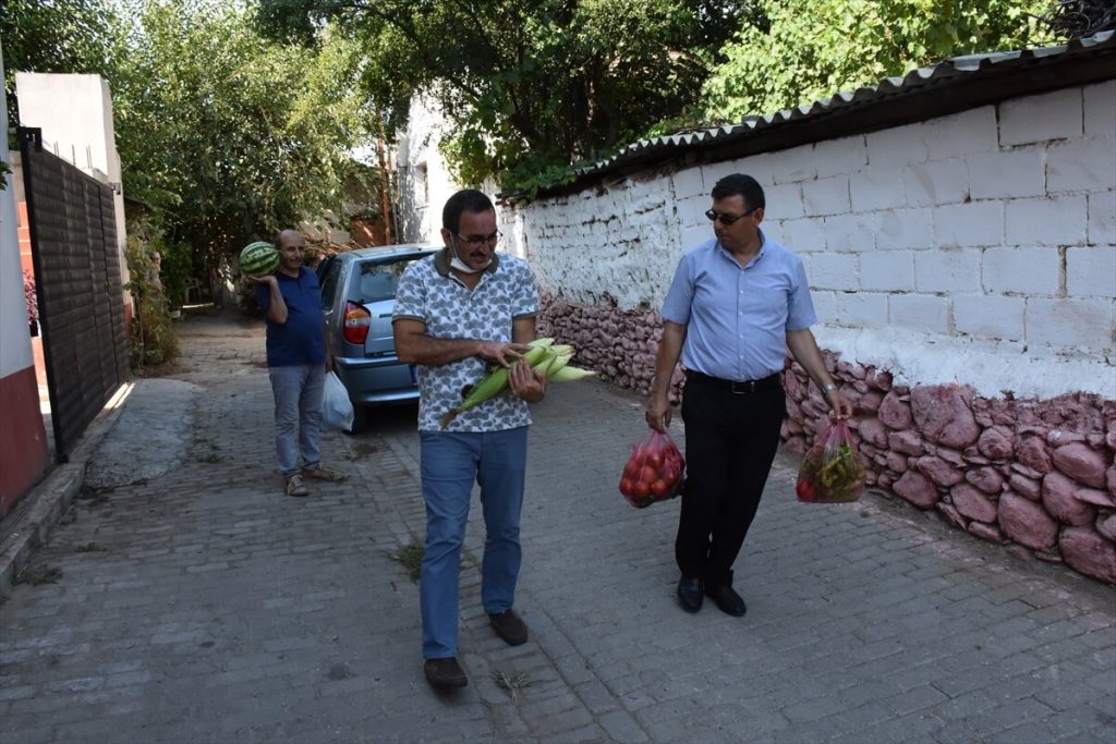 20200818 2 43935918 57487879 Web Öğretmenlerin "iyilik bahçesi" ihtiyaç sahiplerine destek oluyor