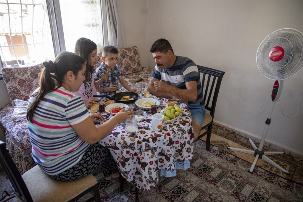 20200819 2 43952835 57511775 Web Türkiye'nin ilk çift kol nakilli hastası Cihan Topal kollarına gözü gibi bakıyor