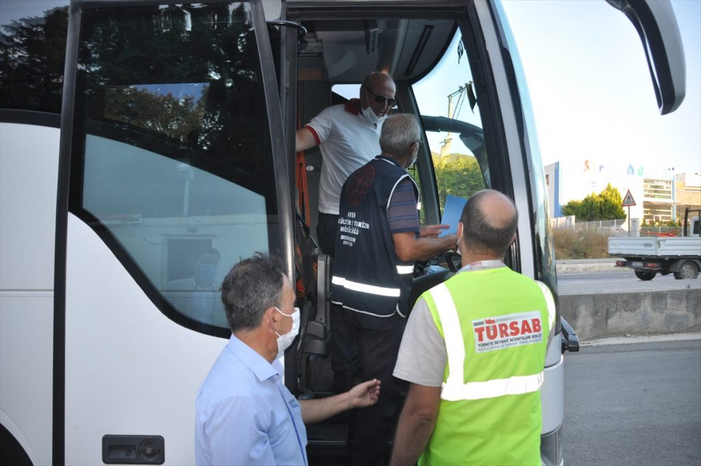 Kuşadası'nda 8 tur aracına ceza uygulandı 1 20200819 2 43955071 57516038 Web Kuşadası'nda 8 tur aracına ceza uygulandı