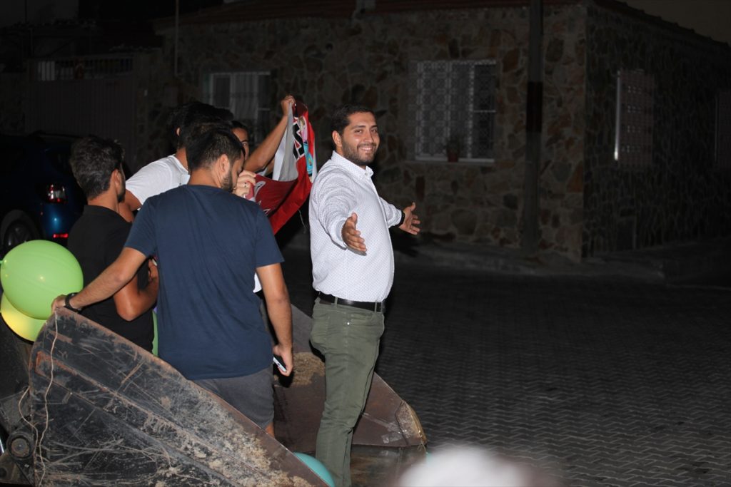 20200820 2 43967499 57533610 Web Aydın'da iş makinesi üzerinde evlilik teklifi