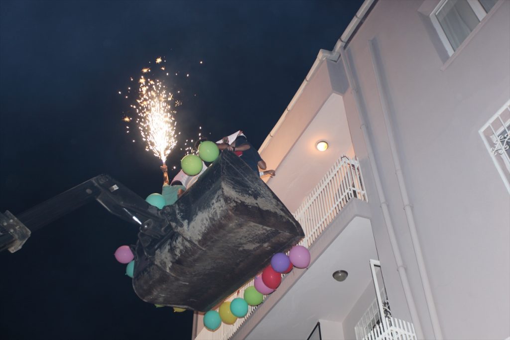 20200820 2 43967499 57533611 Web Aydın'da iş makinesi üzerinde evlilik teklifi