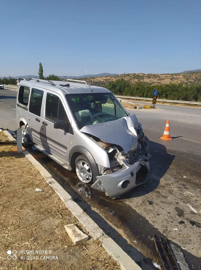 20200823 2 44008932 57598003 Web Aydın'da traktör ile otomobil çarpıştı