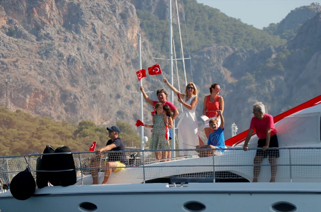 20200830 2 44117002 57774512 Web Fethiye'de Zafer Bayramı Türk bayraklarıyla süslenen teknelerle kutlandı