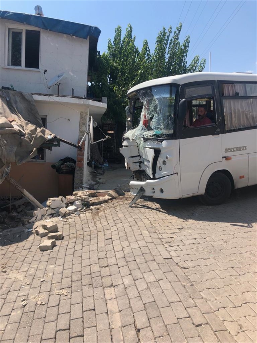 aydinda-freni-patlayan-minibus-eve-carparal-durabildi