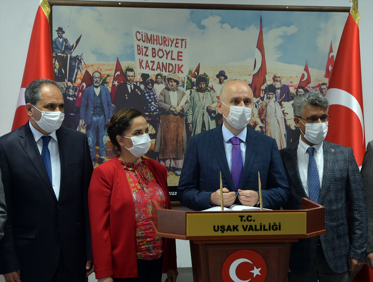 bakan karaismailoglu usakta kadin soforun calistigi taksi duragini ziyaret etti 1 jUuWECHm Bakan Karaismailoğlu, Uşak'ta kadın şoförün çalıştığı taksi durağını ziyaret etti