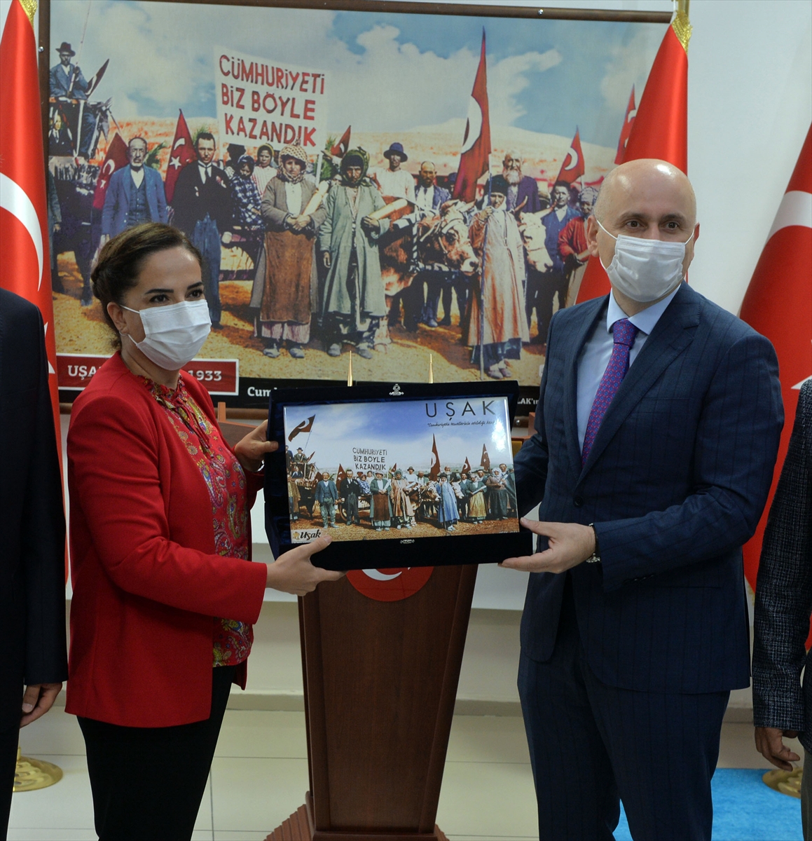 bakan karaismailoglu usakta kadin soforun calistigi taksi duragini ziyaret etti 2 bRwj7aUu Bakan Karaismailoğlu, Uşak'ta kadın şoförün çalıştığı taksi durağını ziyaret etti