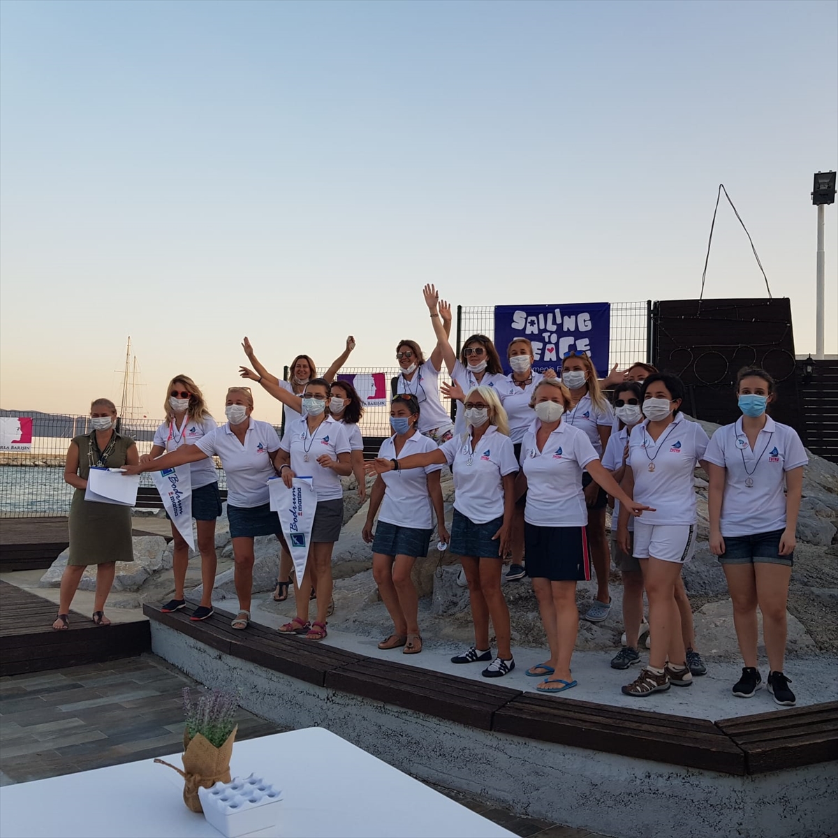 bodrum-da-kadin-yelkenciler-barisa-yelken-acti-1-1