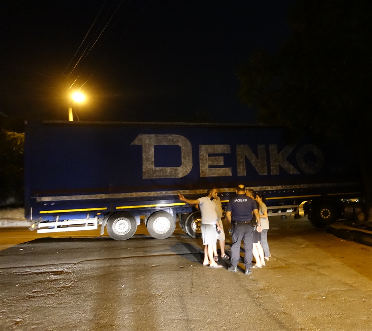 izmirde-kayan-tir-bahceye-dustu