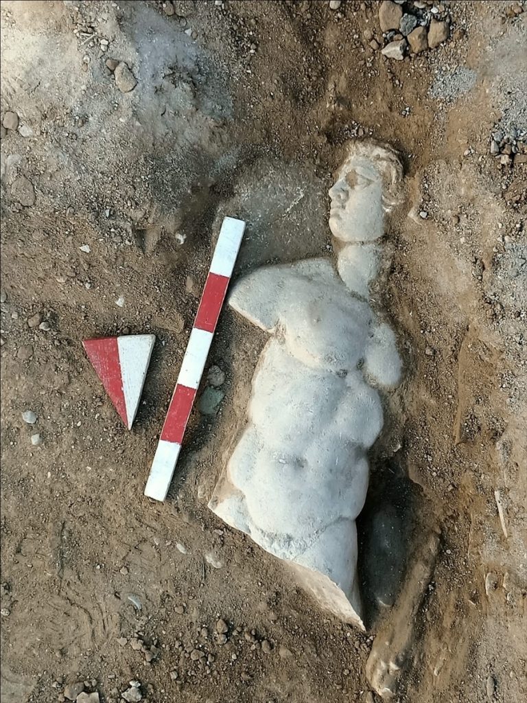 izmirde mitolojik varlik satyrosun kabartmasi bulundu 1 DcSaYyAY İzmir'de mitolojik varlık Satyros'un kabartması bulundu