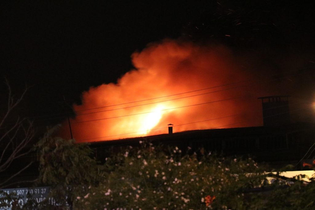 izmirde sanayide cikan yangin hasara neden oldu 1 kOV2yagj İzmir'de sanayide çıkan yangın hasara neden oldu