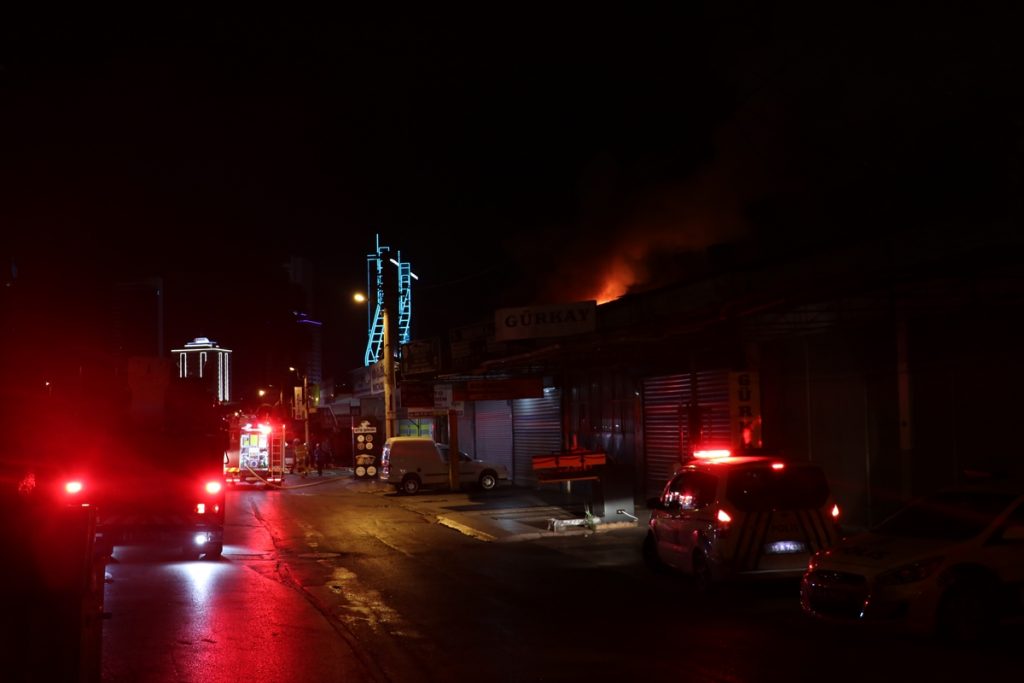 izmirde sanayide cikan yangin hasara neden oldu 2 NlCkByJA İzmir'de sanayide çıkan yangın hasara neden oldu