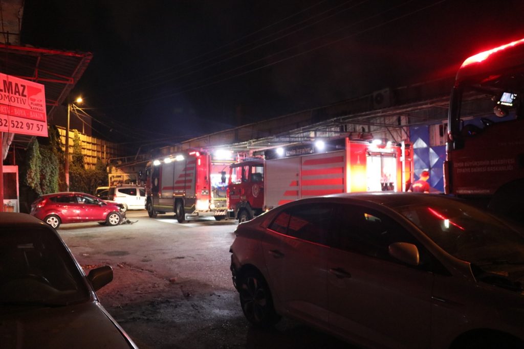 izmirde sanayide cikan yangin hasara neden oldu 3 CXCZ7AFg İzmir'de sanayide çıkan yangın hasara neden oldu