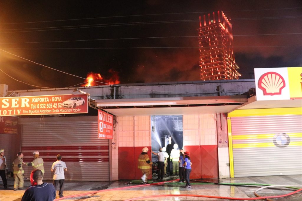 izmirde sanayide cikan yangin hasara neden oldu 4 qP6ZzLA3 İzmir'de sanayide çıkan yangın hasara neden oldu