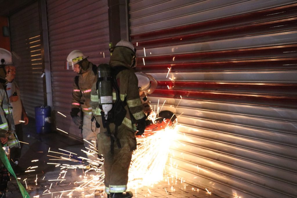 izmirde sanayide cikan yangin hasara neden oldu 5 qCsMI3Ta İzmir'de sanayide çıkan yangın hasara neden oldu