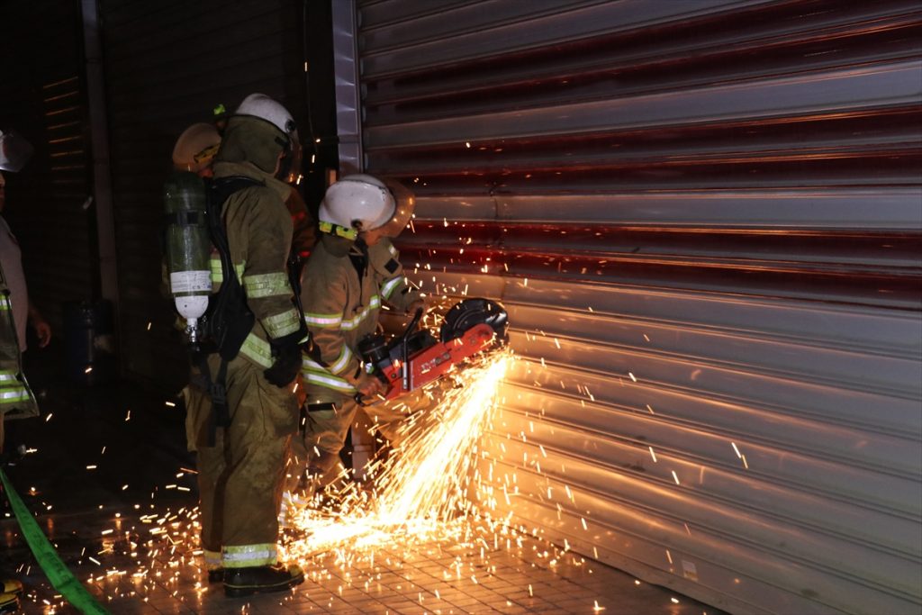izmirde sanayide cikan yangin hasara neden oldu 6 S69Dkgki İzmir'de sanayide çıkan yangın hasara neden oldu