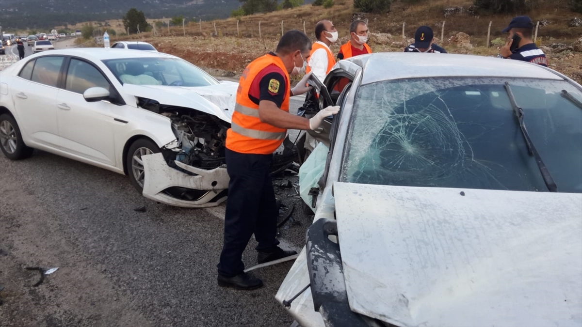 muglada-iki-otomobil-carpisti