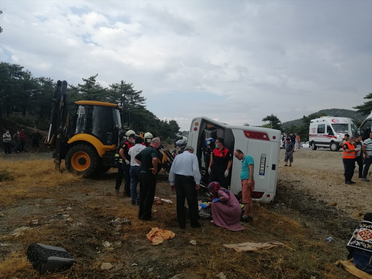 muglada-isci-minibusu-devrildi