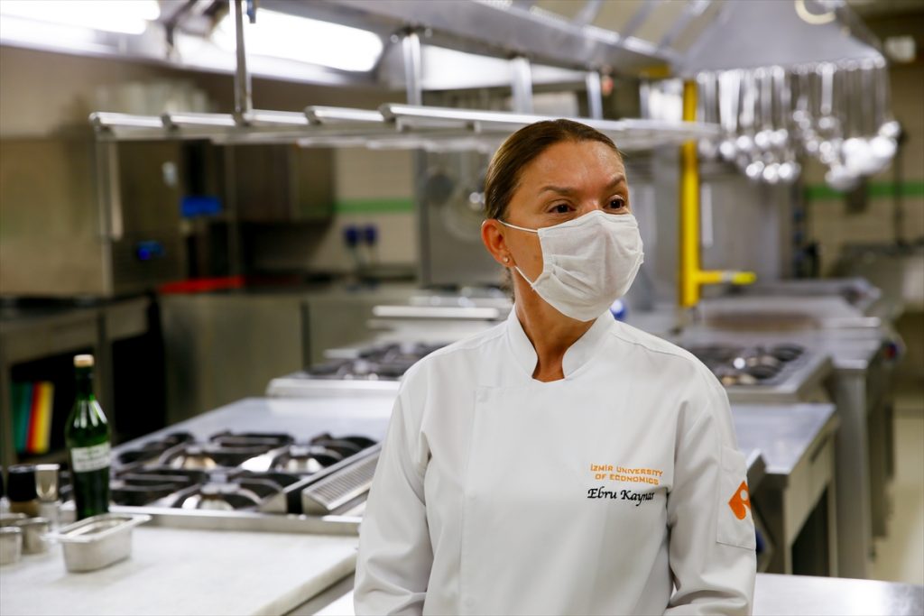 yaslisin diyerek dershaneye almadiklari ogrenci universiteden yuksek serefle mezun oldu 2 e4jaYsQx "Yaşlısın" diyerek dershaneye almadıkları öğrenci Yüksek şeref listesine girdi.