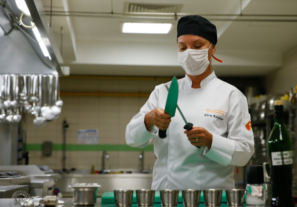 yaslisin diyerek dershaneye almadiklari ogrenci universiteden yuksek serefle mezun oldu 4 IblRn19A "Yaşlısın" diyerek dershaneye almadıkları öğrenci Yüksek şeref listesine girdi.