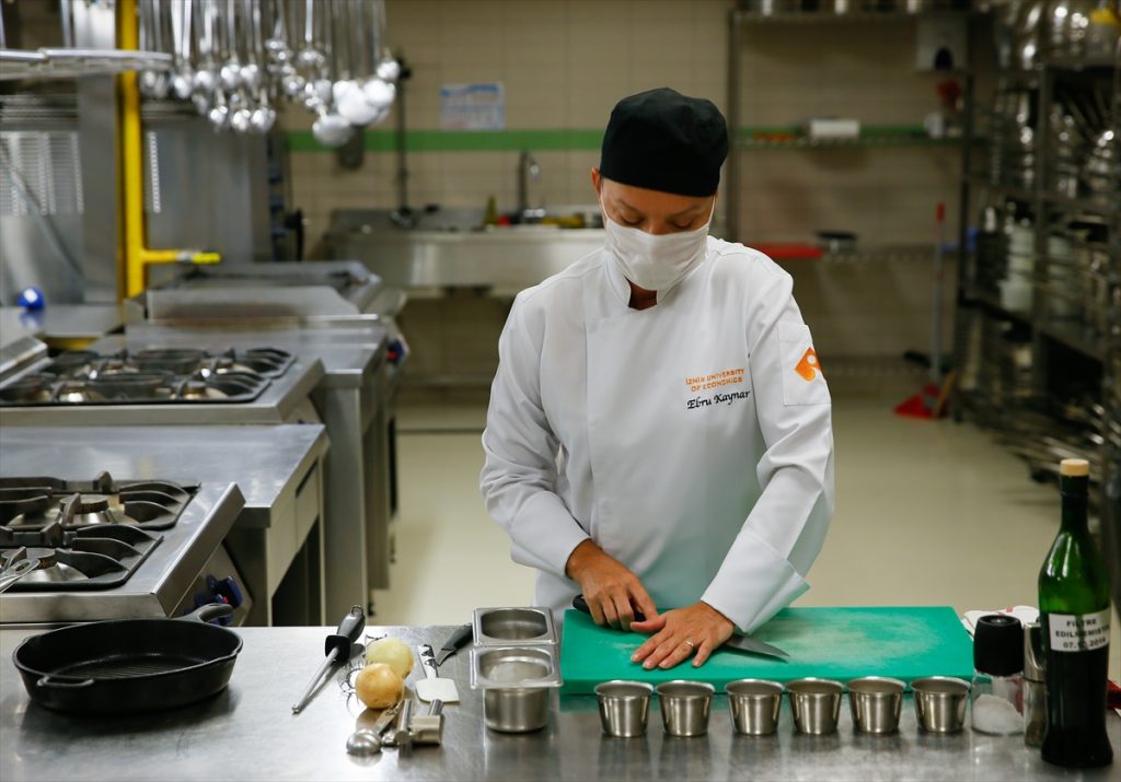 yaslisin diyerek dershaneye almadiklari ogrenci universiteden yuksek serefle mezun oldu 5 24dsZW4V "Yaşlısın" diyerek dershaneye almadıkları öğrenci Yüksek şeref listesine girdi.