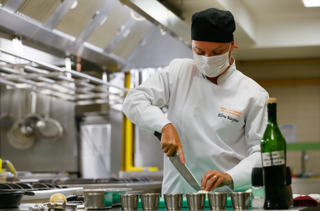 yaslisin diyerek dershaneye almadiklari ogrenci universiteden yuksek serefle mezun oldu 6 zvRLtutG "Yaşlısın" diyerek dershaneye almadıkları öğrenci Yüksek şeref listesine girdi.