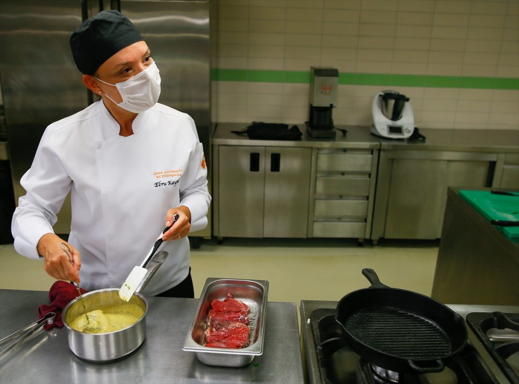 yaslisin diyerek dershaneye almadiklari ogrenci universiteden yuksek serefle mezun oldu 7 QMPQS1QP "Yaşlısın" diyerek dershaneye almadıkları öğrenci Yüksek şeref listesine girdi.