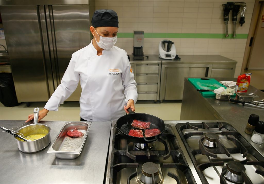 yaslisin diyerek dershaneye almadiklari ogrenci universiteden yuksek serefle mezun oldu 8 KBVGmGRV "Yaşlısın" diyerek dershaneye almadıkları öğrenci Yüksek şeref listesine girdi.