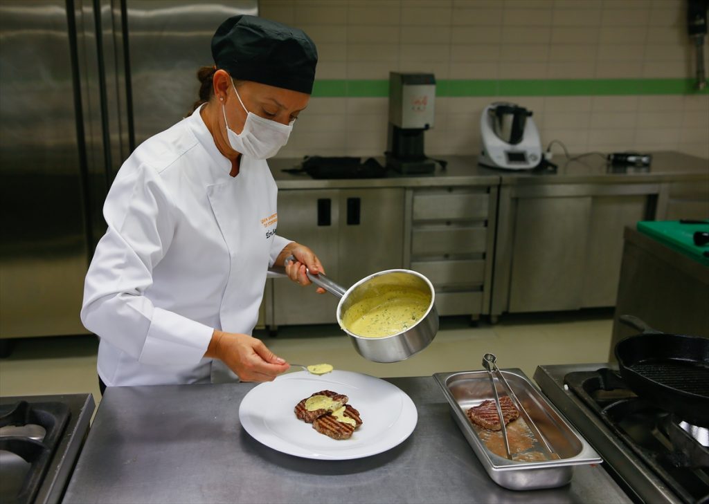 yaslisin diyerek dershaneye almadiklari ogrenci universiteden yuksek serefle mezun oldu 9 i2bkkiFY "Yaşlısın" diyerek dershaneye almadıkları öğrenci Yüksek şeref listesine girdi.