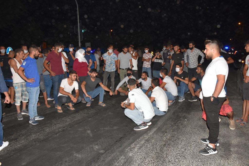 Aydın'da trafik kazasında ölen kişinin yakınları yolu kapattı 5 20200831 2 44139462 57809584 Web Aydın'da trafik kazasında ölen kişinin yakınları yolu kapattı