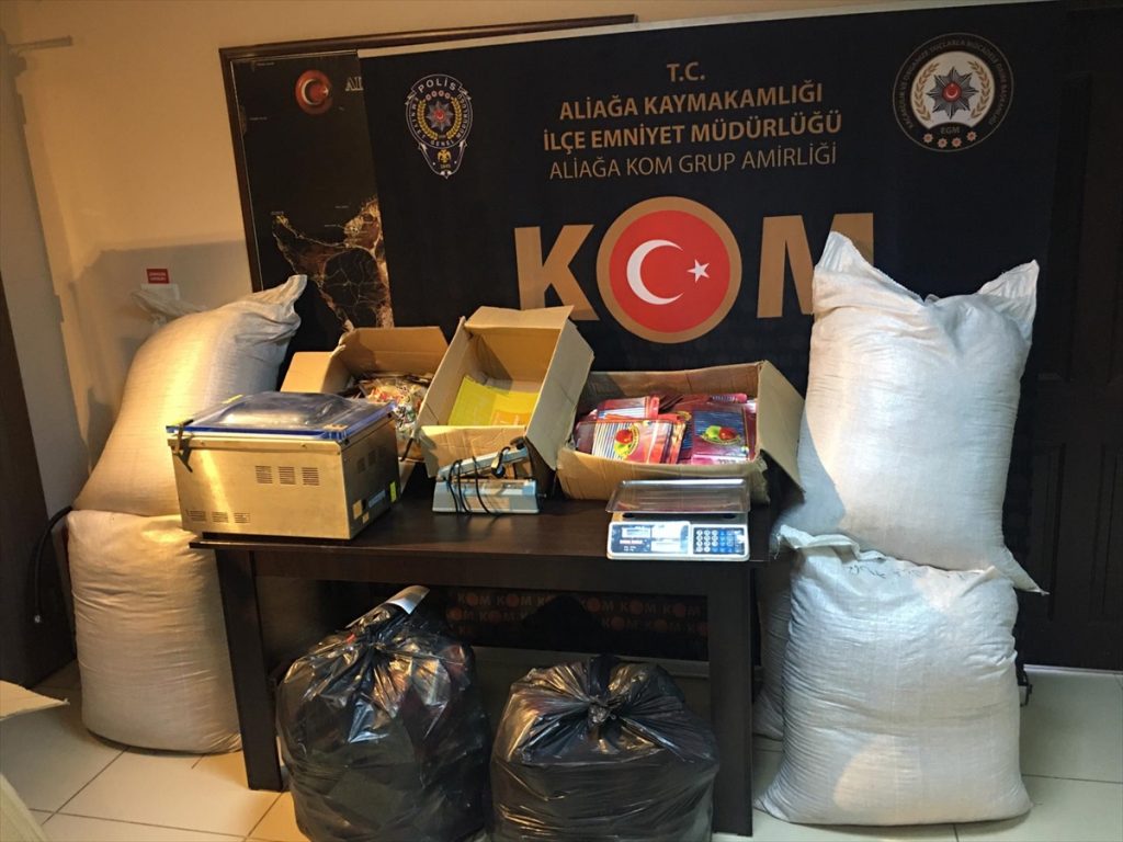 20200831 2 44139571 57809651 Web İzmir'de kaçak tütün operasyonu