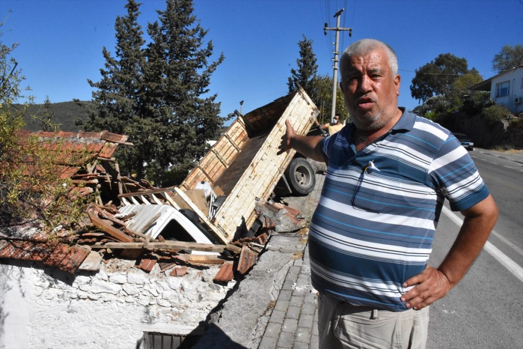 20200901 2 44152086 57830246 Web Bodrum'da kamyonet eve girdi: 2 yaralı