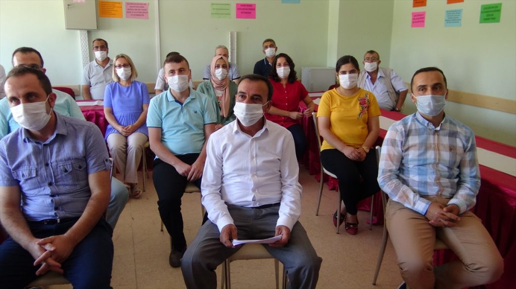 20200902 2 44164481 57850580 Web Bakan Ziya Selçuk, Afyonkarahisar'daki bir okulda düzenlenen seminere, telekonferansla bağlandı