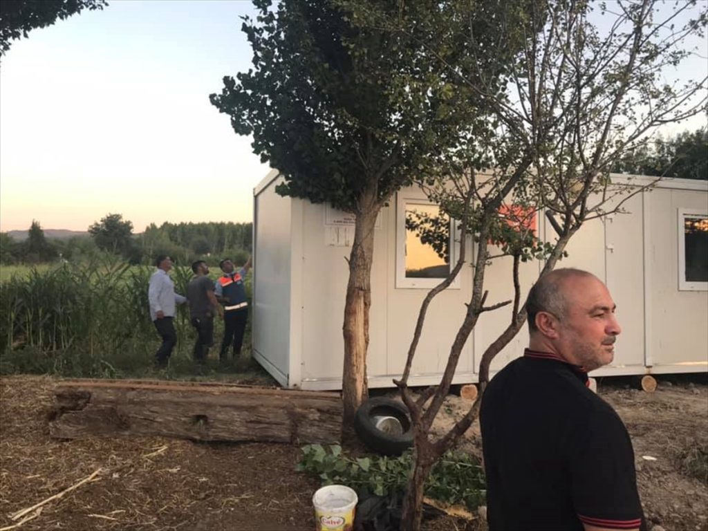 20200903 2 44177839 57869530 Web Traktör römorkunda yaşayan aileye AFAD yardım etti