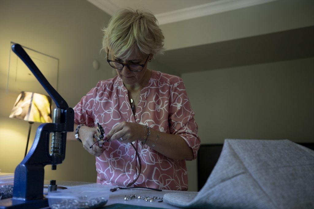 20200904 2 44193888 57893932 Web Balkonda ürettiği çantaları 6 ülkeye gönderiyor