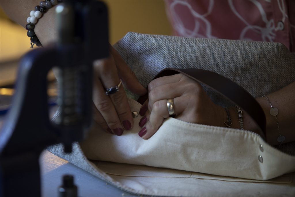 20200904 2 44193888 57893933 Web Balkonda ürettiği çantaları 6 ülkeye gönderiyor