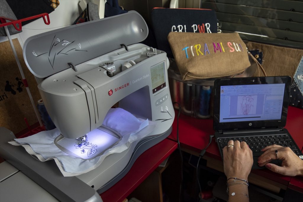 20200904 2 44193888 57893937 Web Balkonda ürettiği çantaları 6 ülkeye gönderiyor