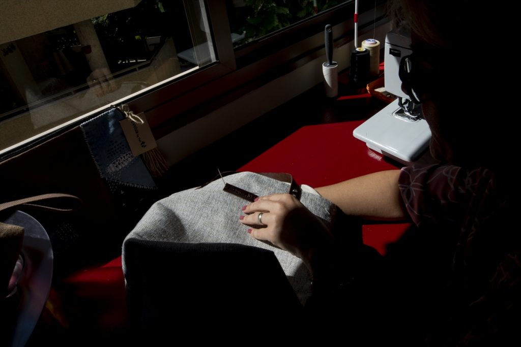 20200904 2 44193888 57893940 Web Balkonda ürettiği çantaları 6 ülkeye gönderiyor