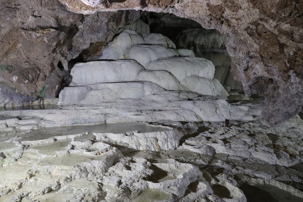 20200904 2 44194082 57894525 Web "Yer altındaki Pamukkale" de görenleri hayran bırakıyor