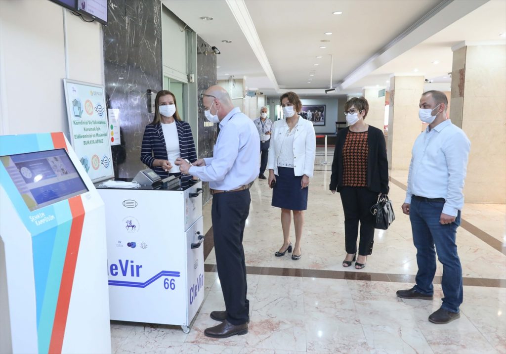 20200904 2 44200226 57904548 Web DEÜ'de atık maske ve eldivenlerin güvenli şekilde toplanmasını sağlayan cihazın ilk üretimi yapıldı